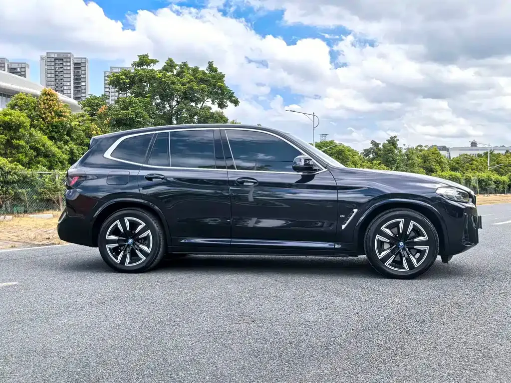 BMW iX3 — фото 10