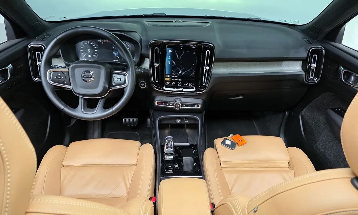 Volvo XC40 — фото 10