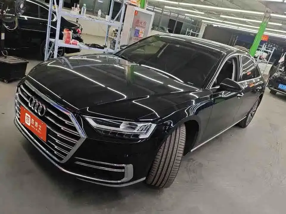 Audi A8 — фото 1