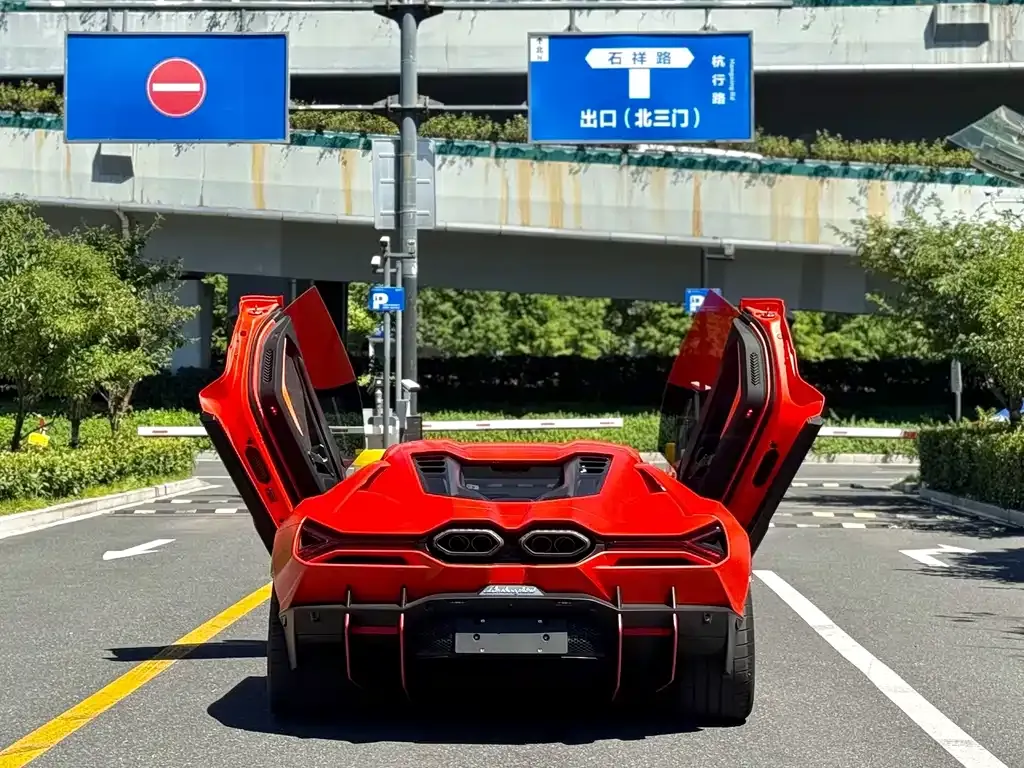 Lamborghini Revuelto — фото 3