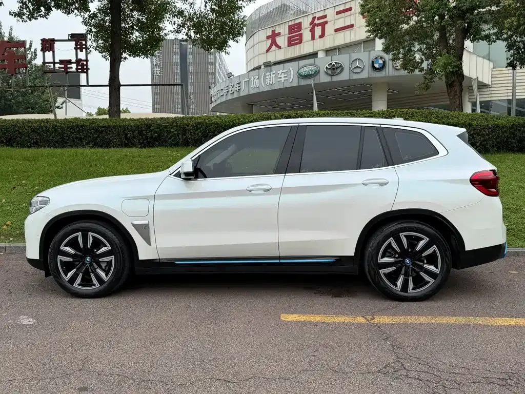BMW iX3 — фото 9