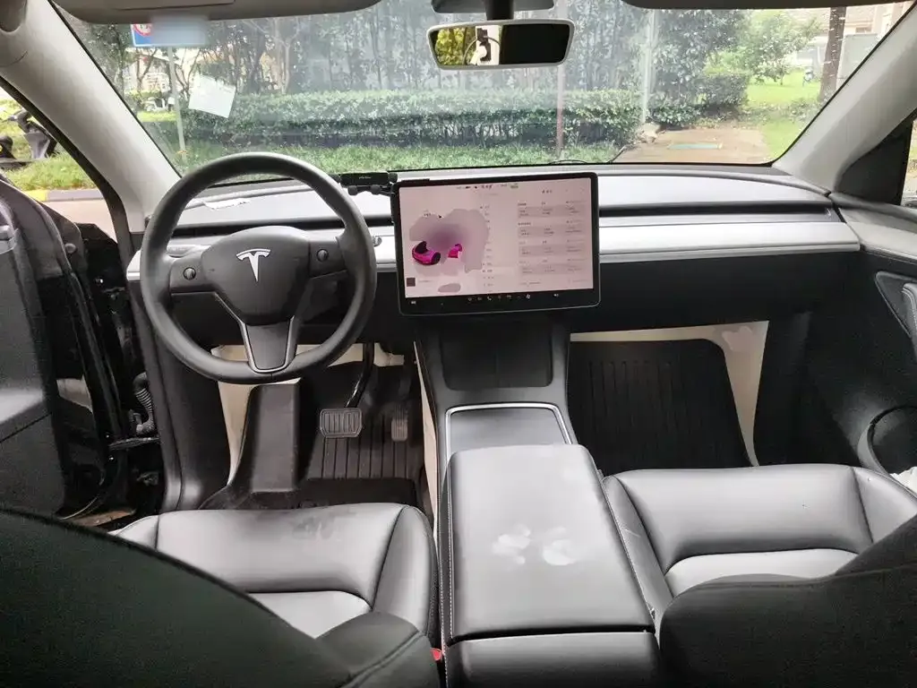 Tesla Model Y — фото 6