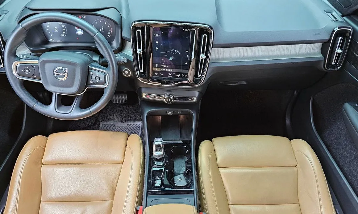 Volvo XC40 — фото 10