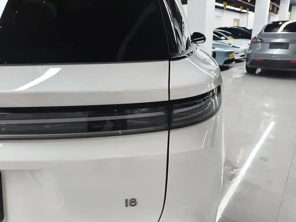 Li Auto i8 — фото 10
