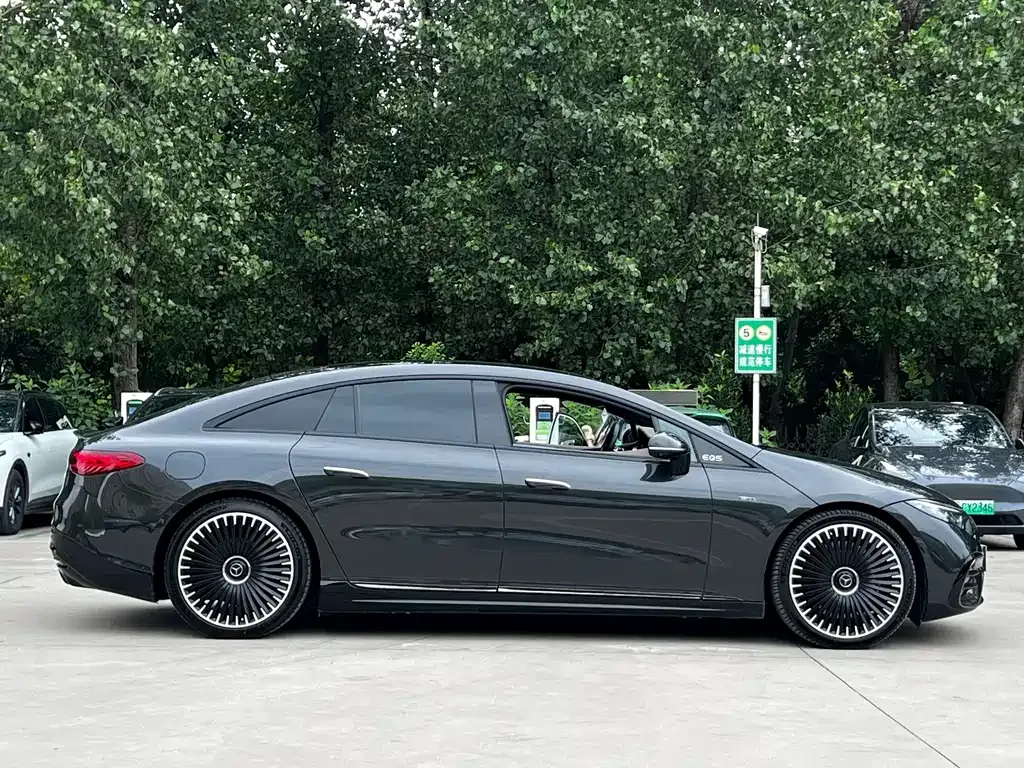 Mercedes-Benz EQS AMG — фото 8