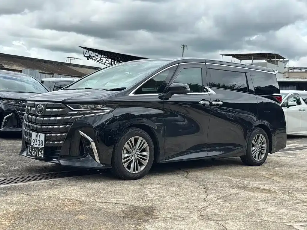 Toyota Alphard — фото 1