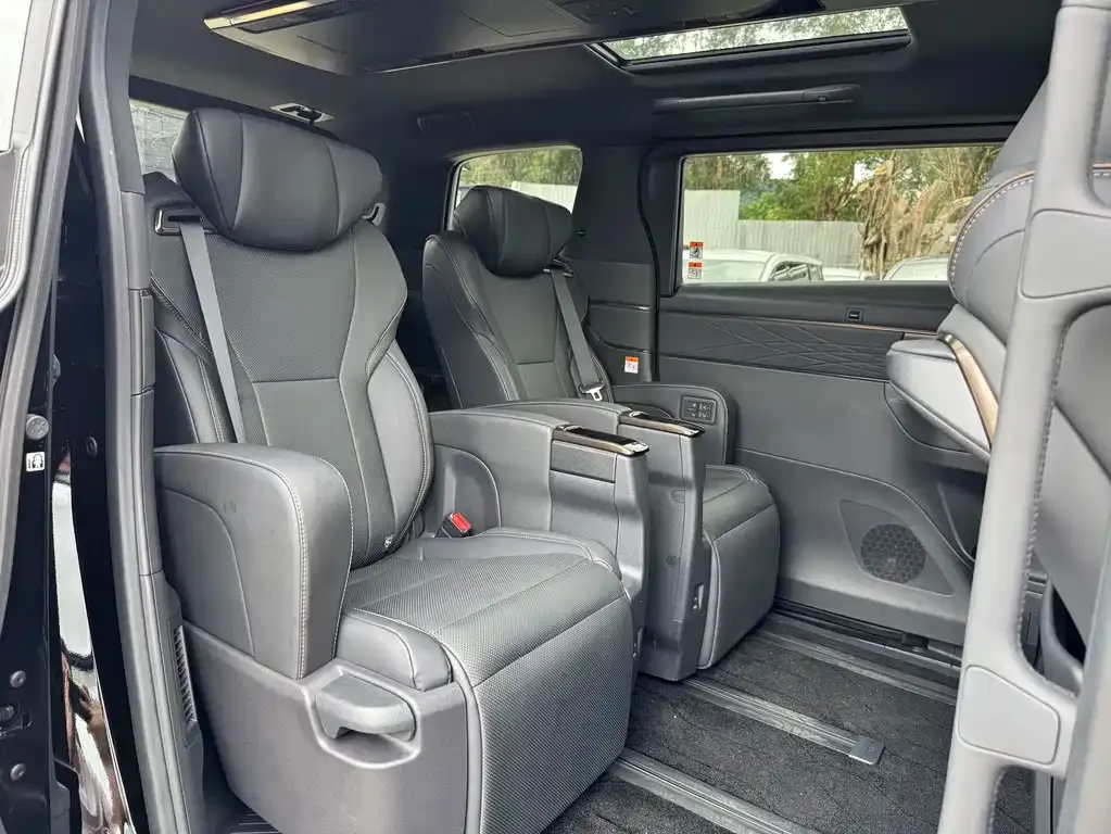 Toyota Alphard — фото 3