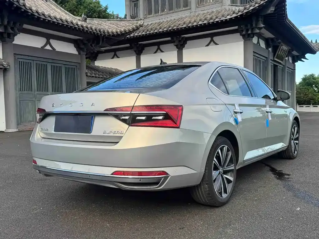 Skoda Superb — фото 8