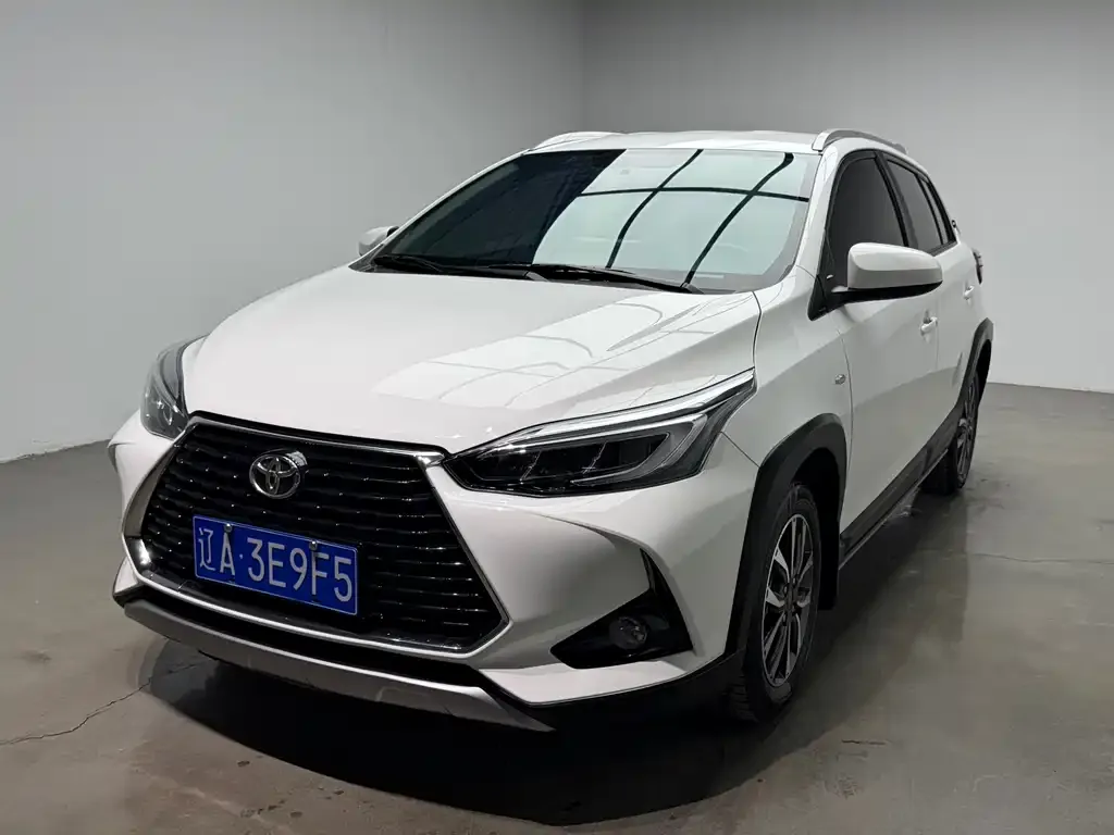 Toyota Yaris L — фото 1