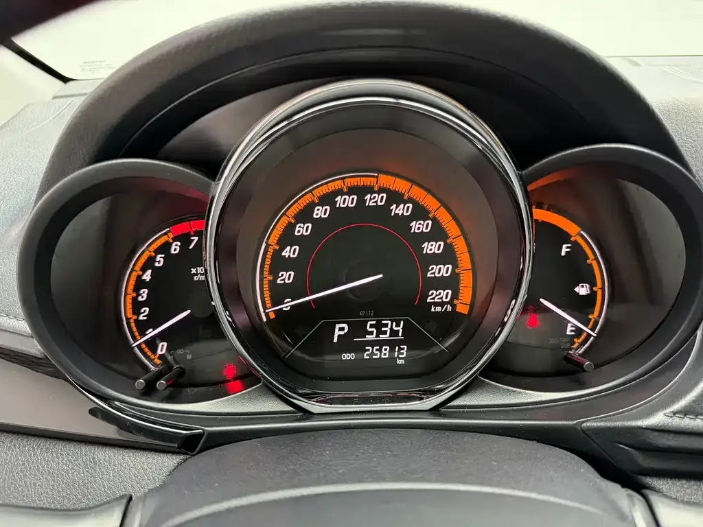 Toyota Yaris L — фото 4