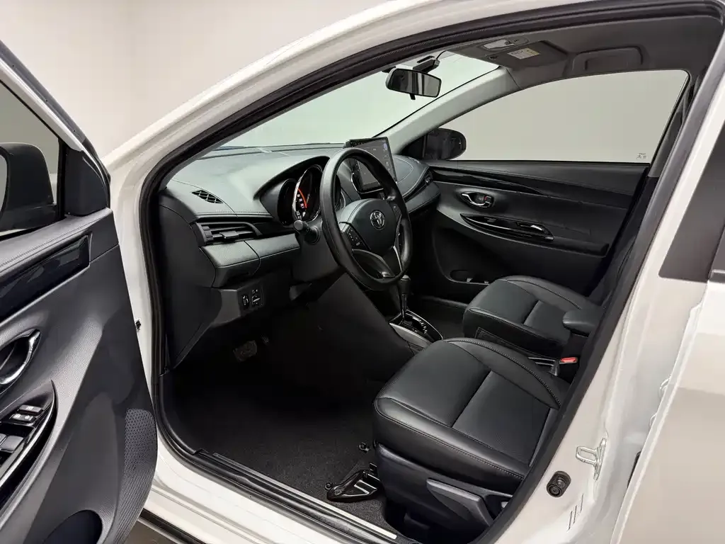 Toyota Yaris L — фото 9