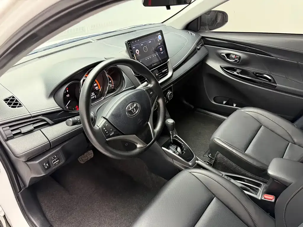 Toyota Yaris L — фото 10