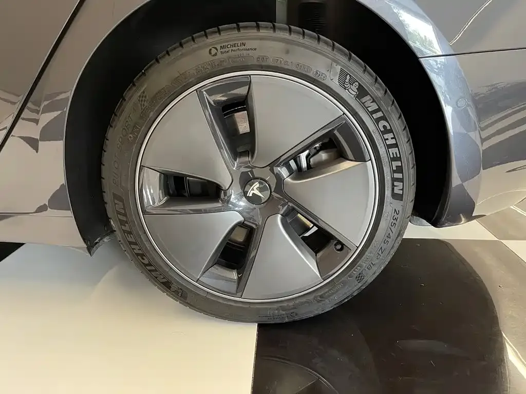 Tesla Model 3 — фото 6