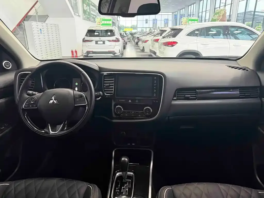 Mitsubishi Outlander — фото 7