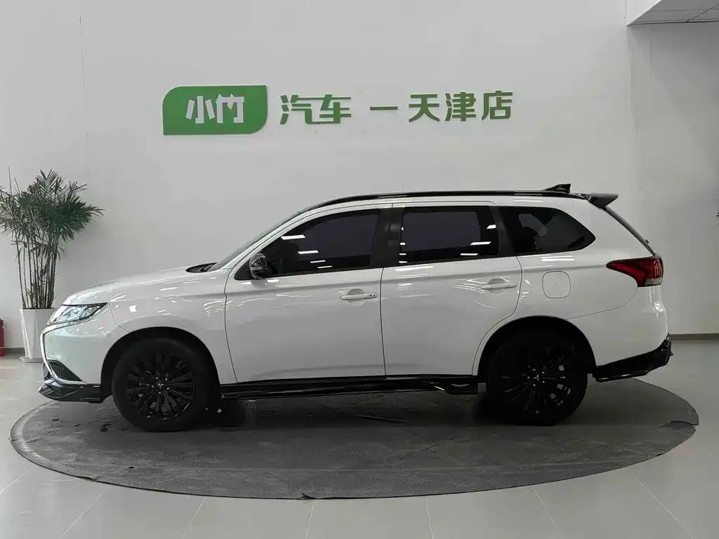 Mitsubishi Outlander — фото 10