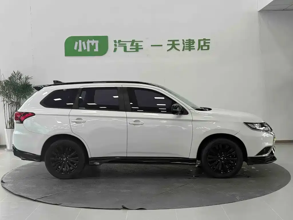 Mitsubishi Outlander — фото 5