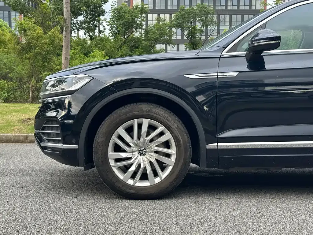Volkswagen Touareg — фото 9