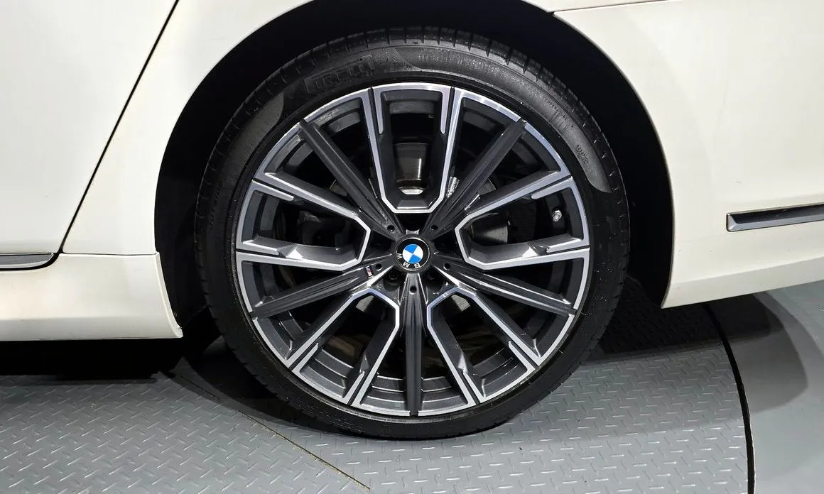 BMW 7-Series — фото 10