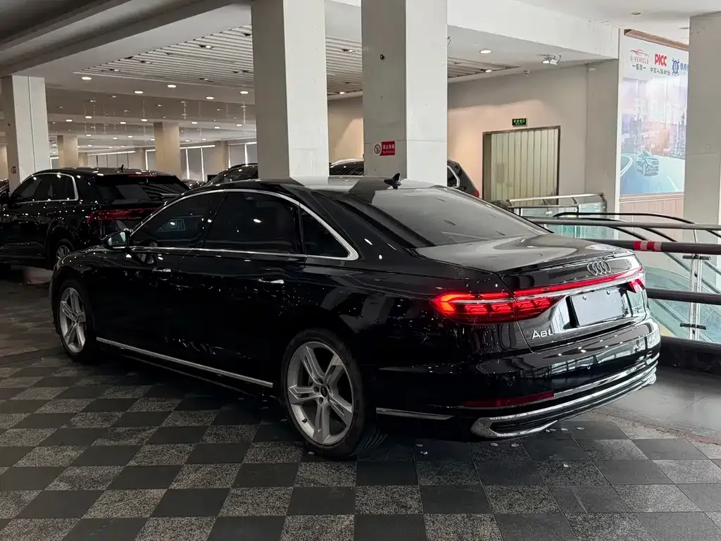 Audi A8 — фото 7