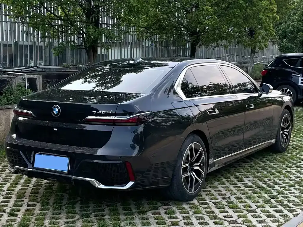 BMW 7 Series — фото 10