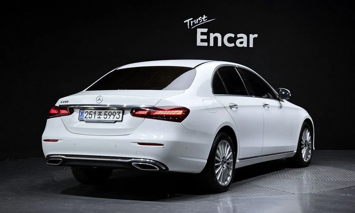 Mercedes-Benz E-Class — фото 8