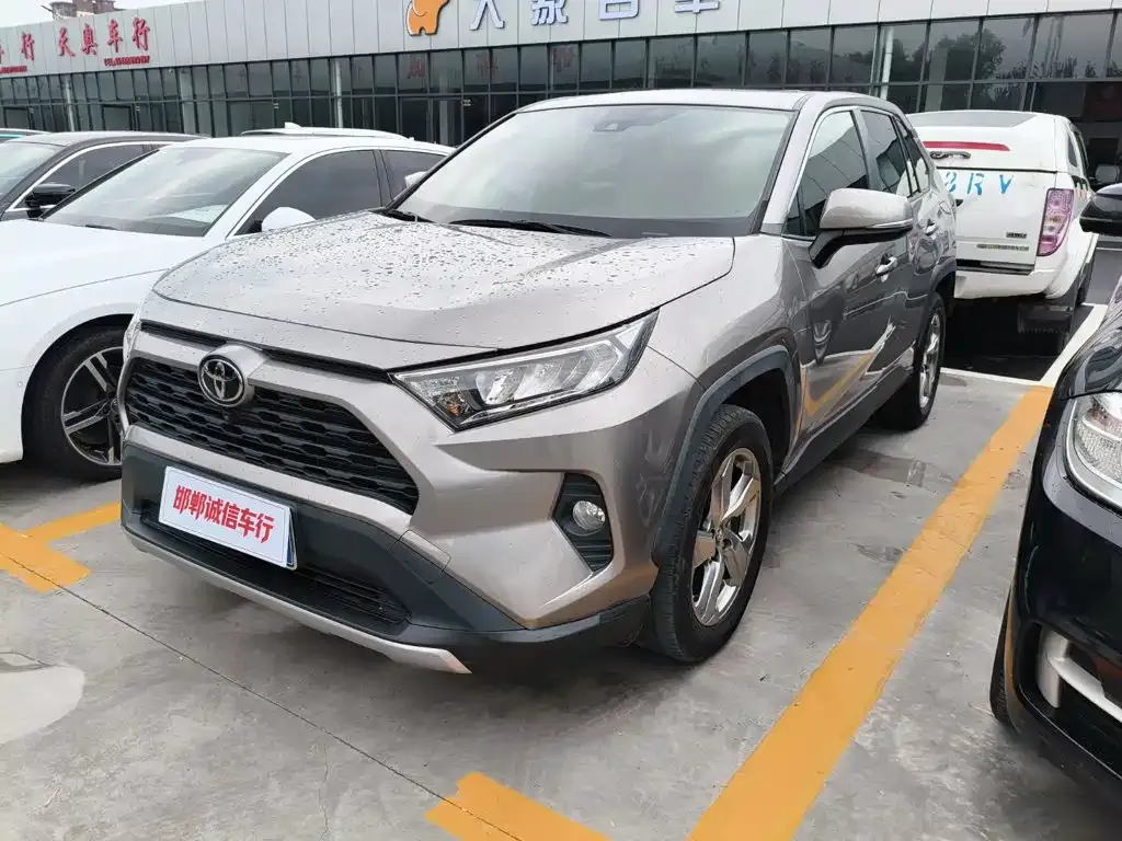 Toyota RAV4 — фото 1