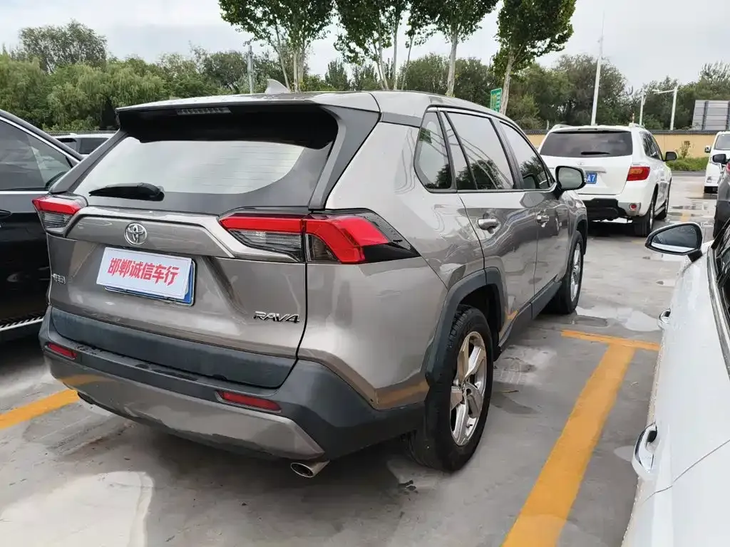 Toyota RAV4 — фото 4
