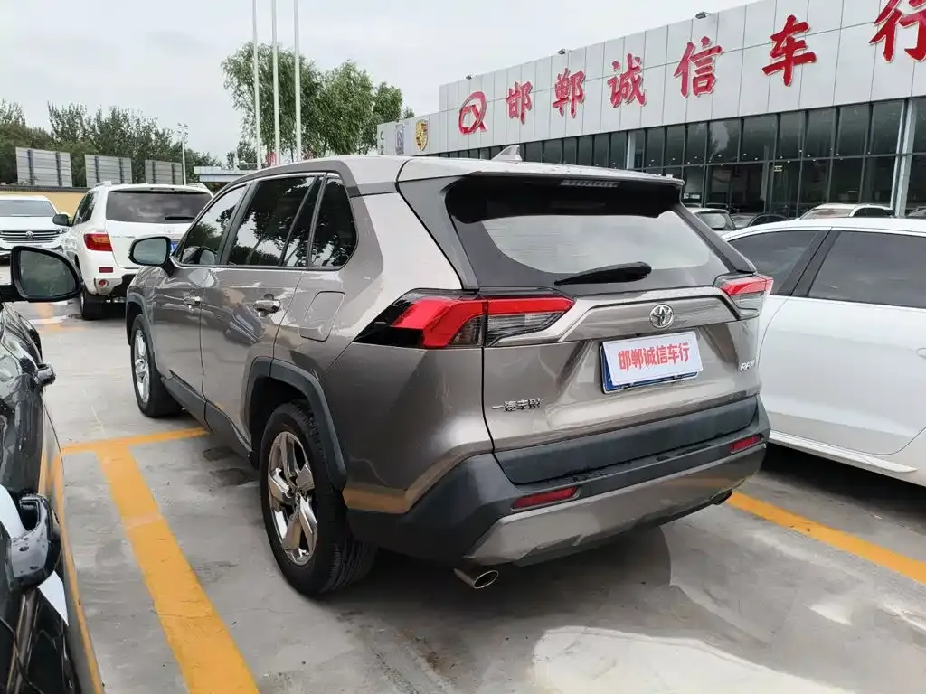 Toyota RAV4 — фото 5