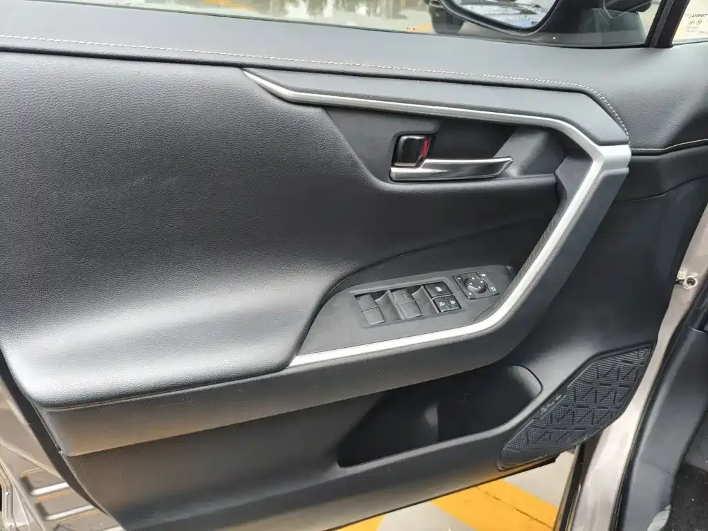 Toyota RAV4 — фото 7