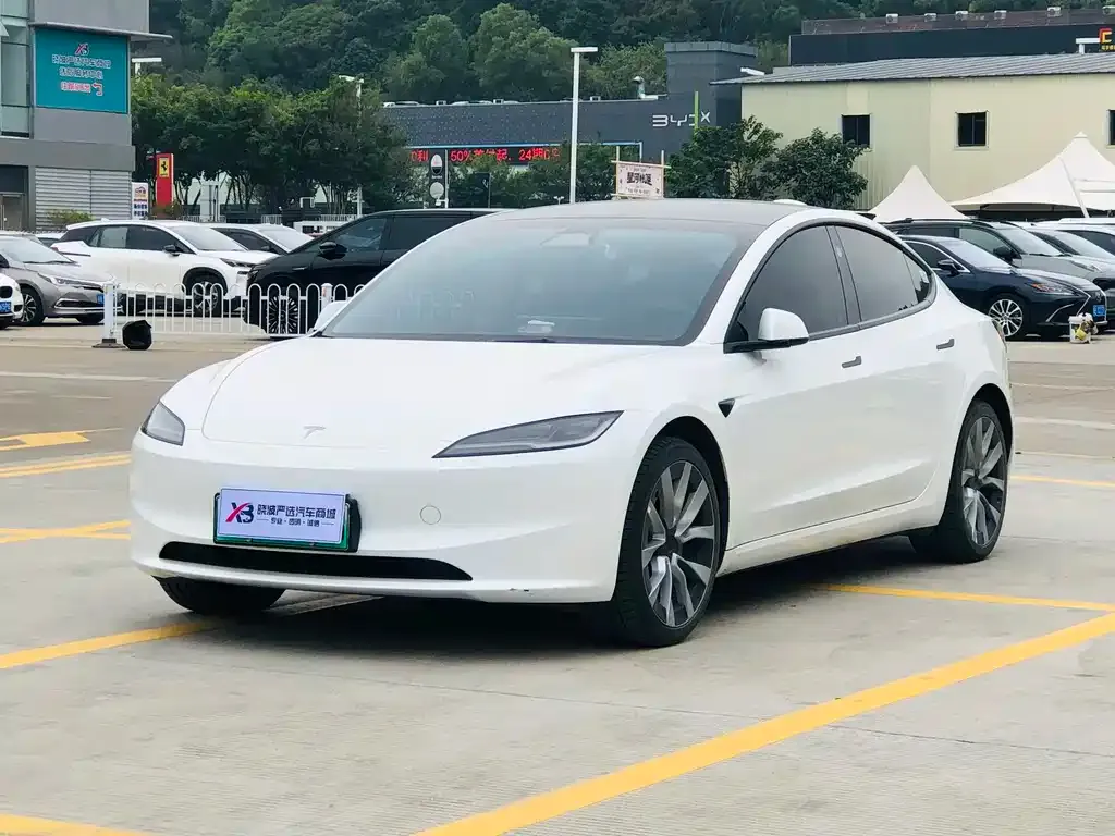 Tesla Model 3 — фото 1