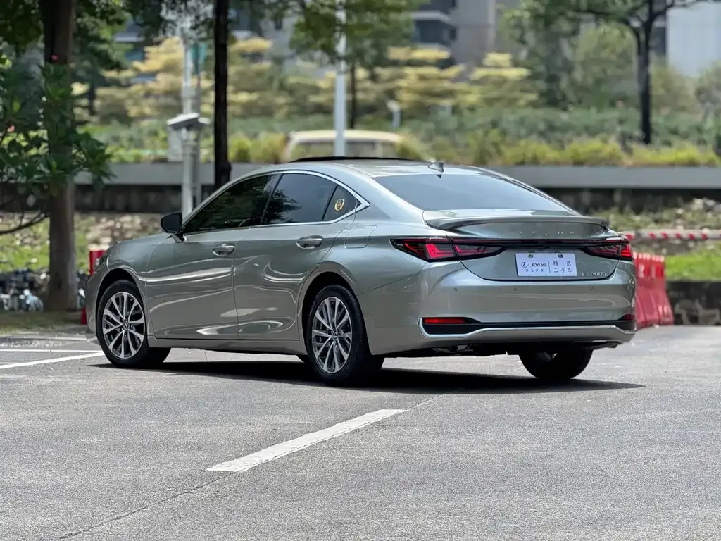 Lexus ES — фото 10