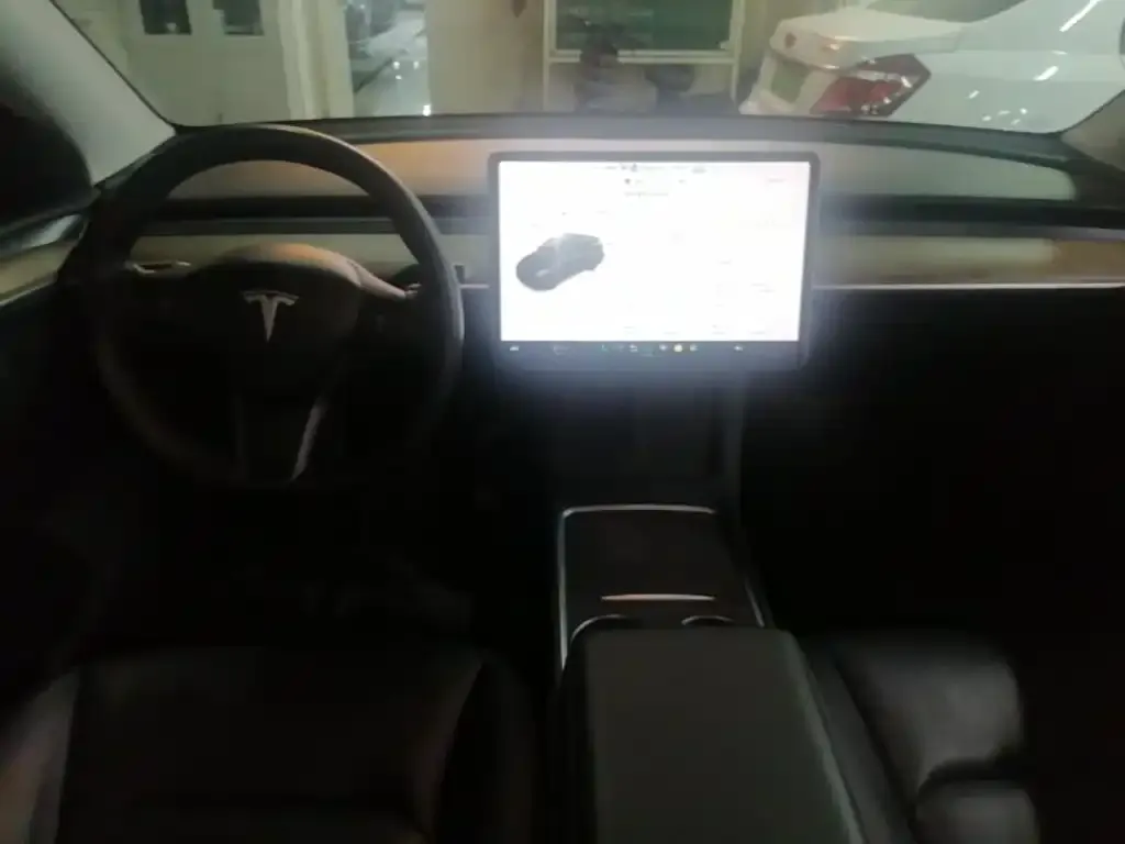 Tesla Model Y — фото 5