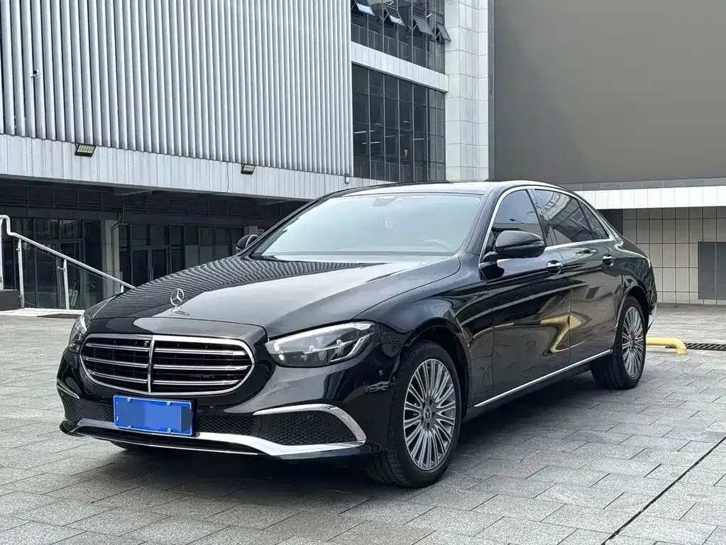 Mercedes-Benz E-Class — фото 1