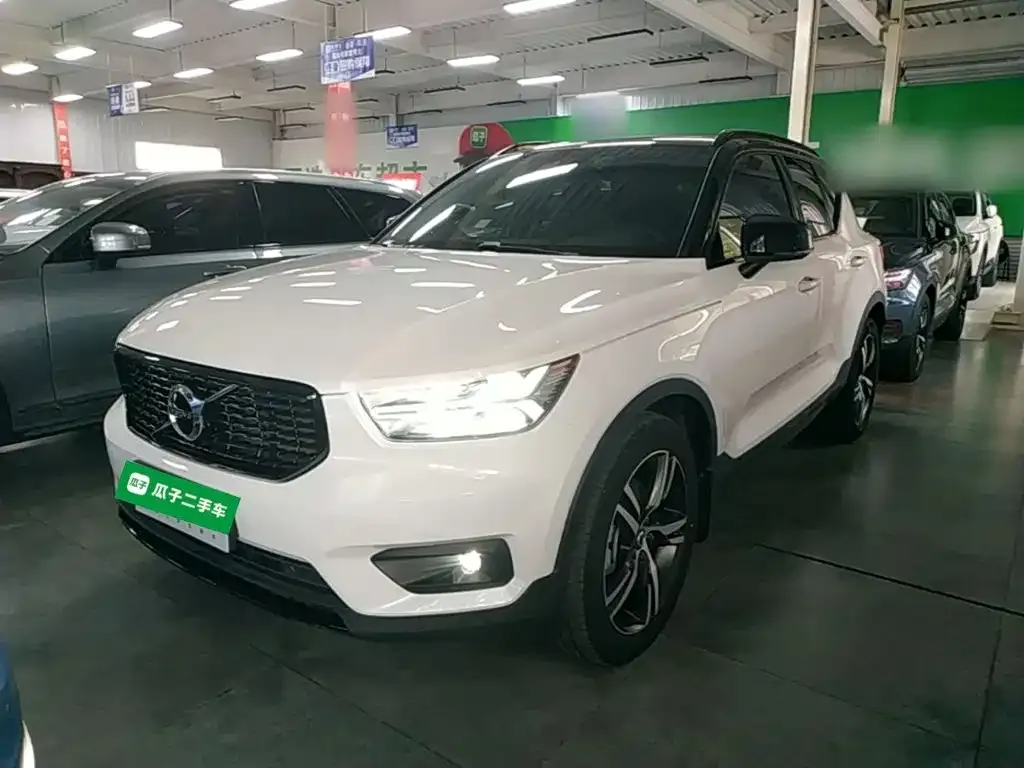 Volvo XC40 — фото 4