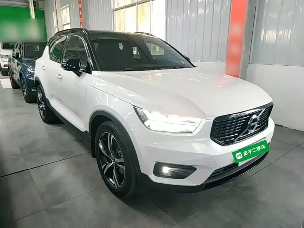 Volvo XC40 — фото 6
