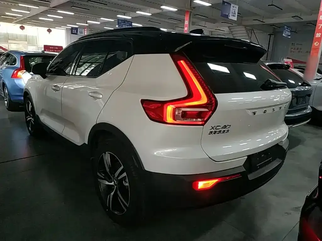 Volvo XC40 — фото 5