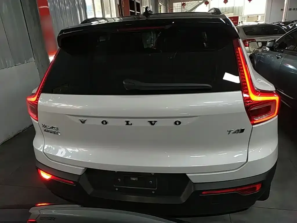 Volvo XC40 — фото 9