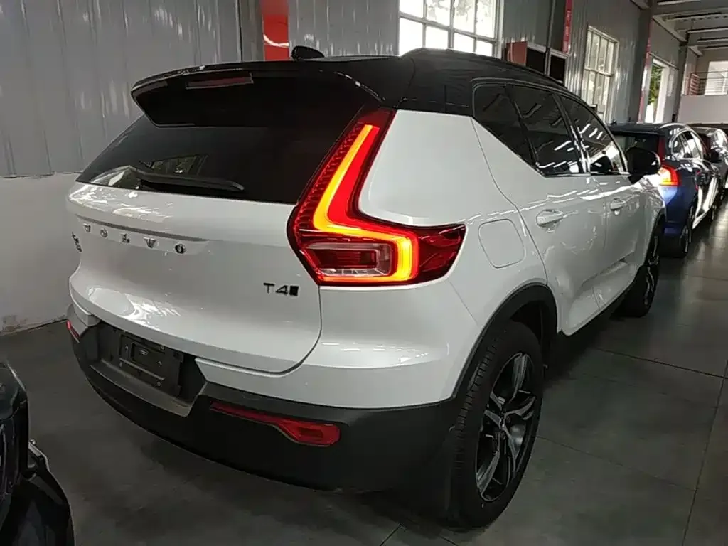 Volvo XC40 — фото 8