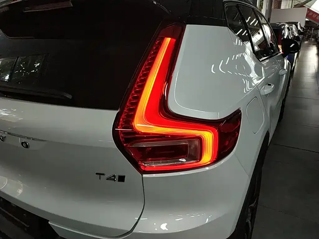 Volvo XC40 — фото 2