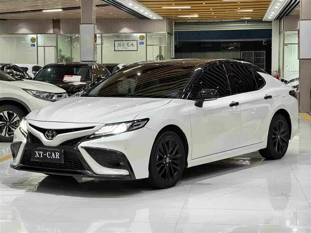 Toyota Camry — фото 1