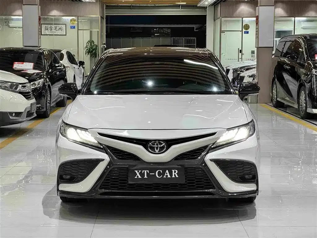 Toyota Camry — фото 2