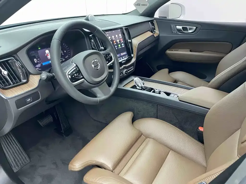 Volvo XC60 — фото 10