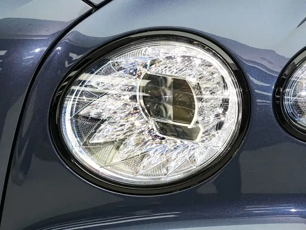 Bentley Flying Spur — фото 10