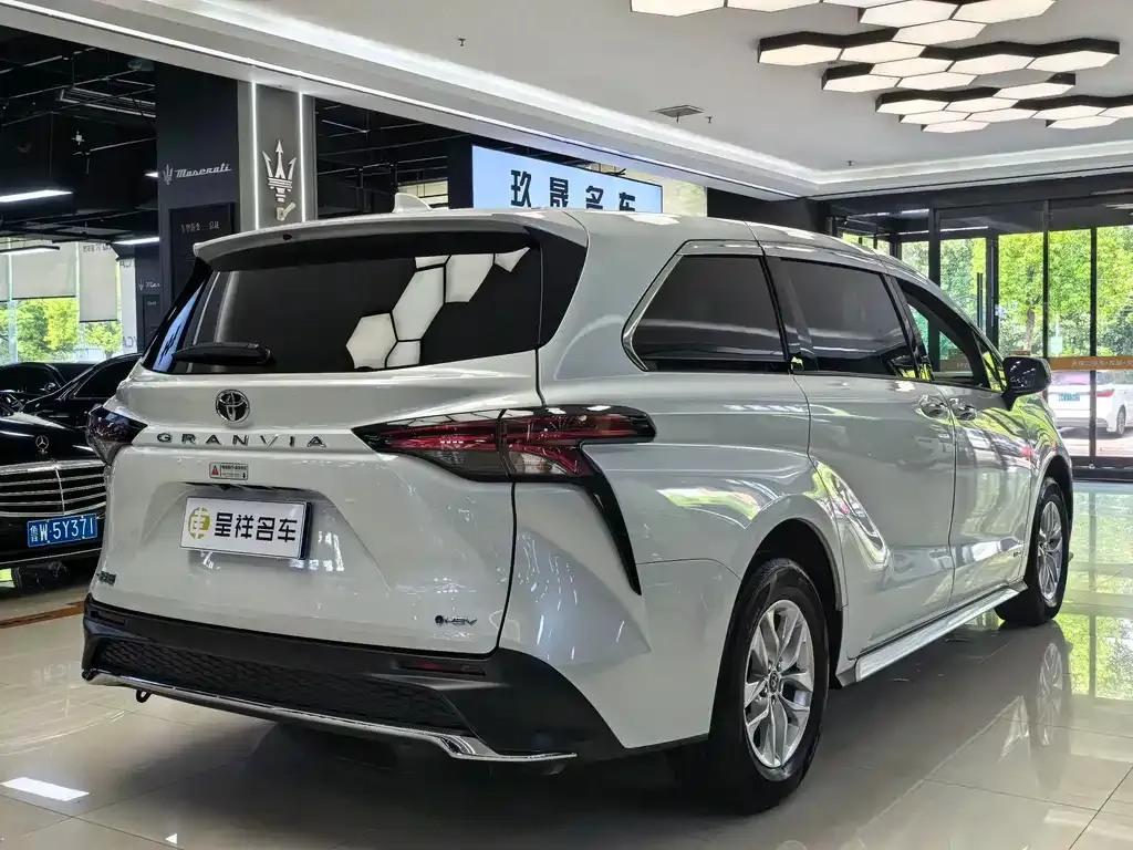 Toyota Granvia — фото 10