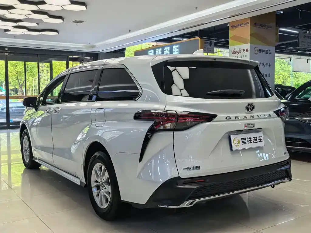 Toyota Granvia — фото 3