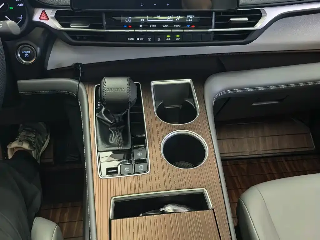 Toyota Granvia — фото 4