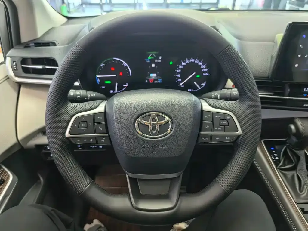 Toyota Granvia — фото 8