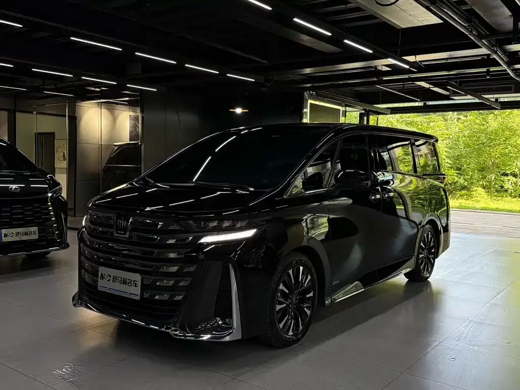 Toyota Vellfire — фото 1