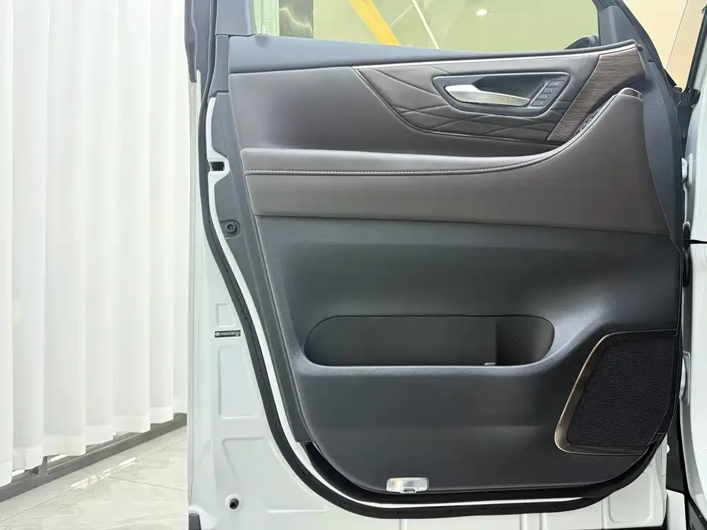 Toyota Vellfire — фото 2