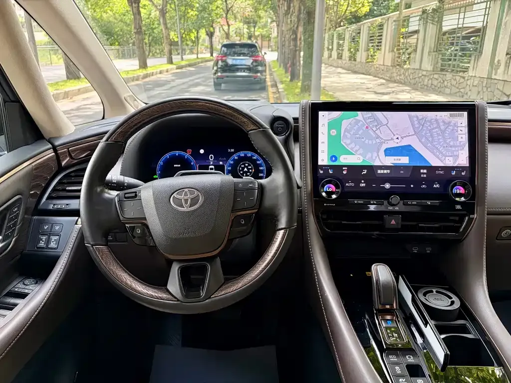 Toyota Alphard — фото 8
